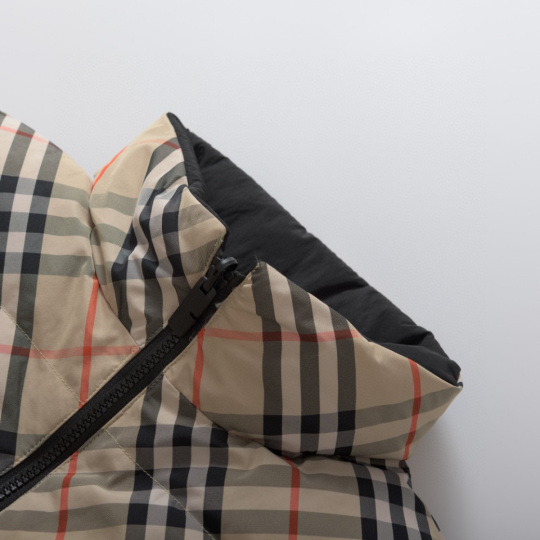 Luxuriöses Burberry Steppgilet Herren - Winddichte Designer Weste mit Karomuster