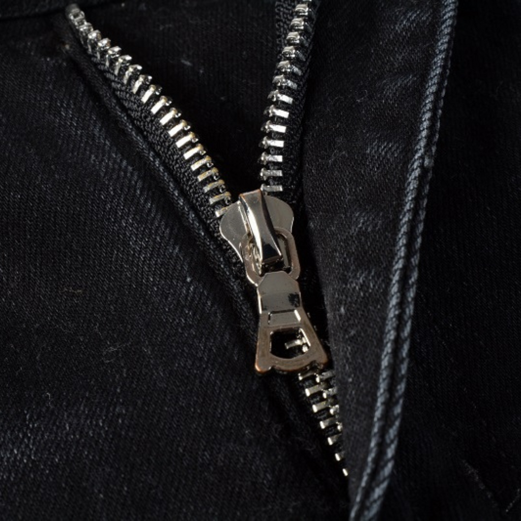 Amiri Bandana Logo Distressed Jeans: Luxuriöse Designer-Denim für Rock-Chic-Streetwear