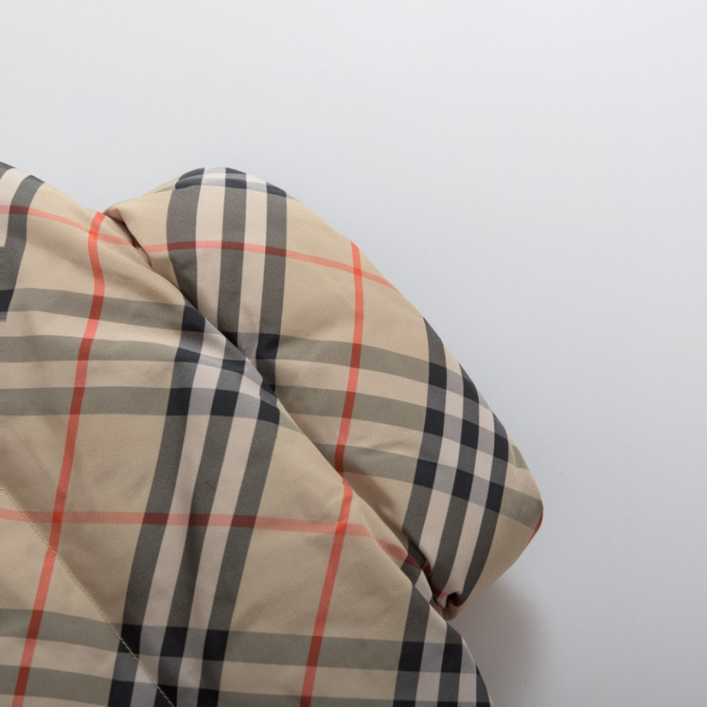 Luxuriöses Burberry Steppgilet Herren - Winddichte Designer Weste mit Karomuster