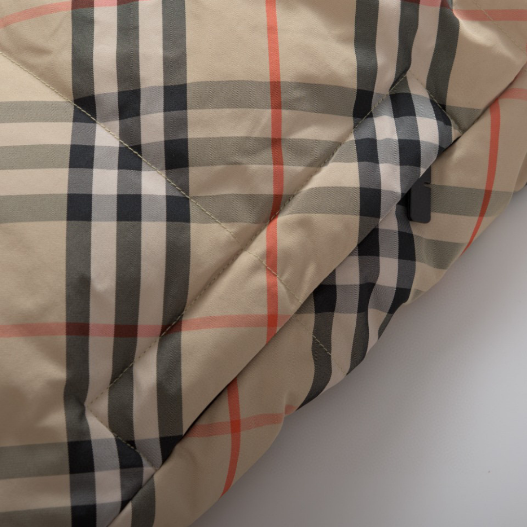 Luxuriöses Burberry Steppgilet Herren - Winddichte Designer Weste mit Karomuster