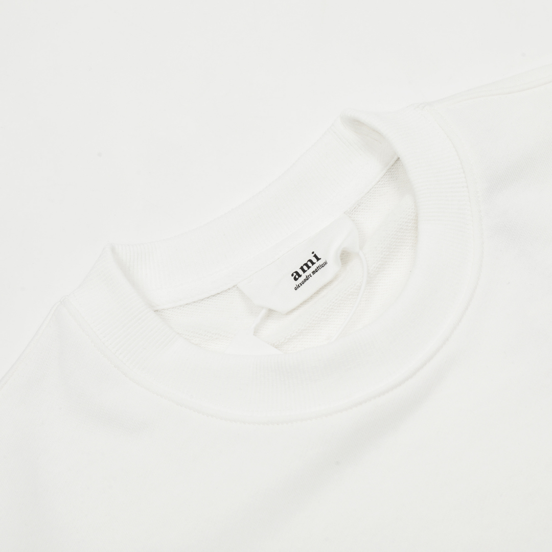 AMI Paris Unisex Hoodie: Stilvoller Komfort mit Herz-Logo für deine Garderobe