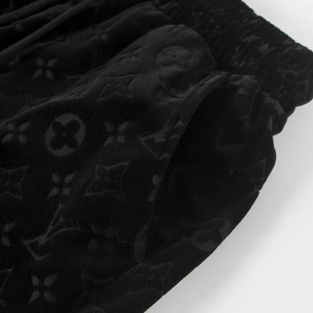 Luxuriöse Louis Vuitton Herren Shorts – Bequem, Stylisch mit dezentem Monogramm für den Sommer