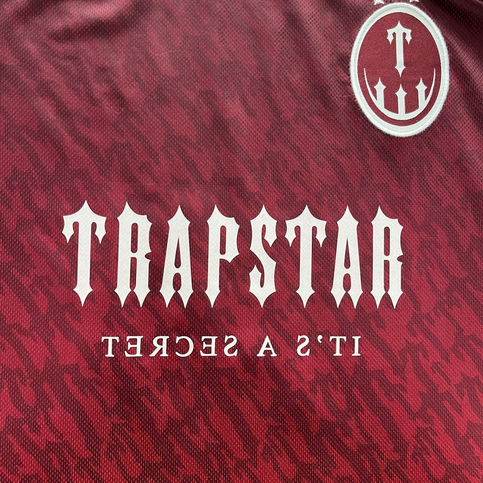 Trapstar Gradient Rotes T-Shirt: Stylisches Streetwear Design für Herren
