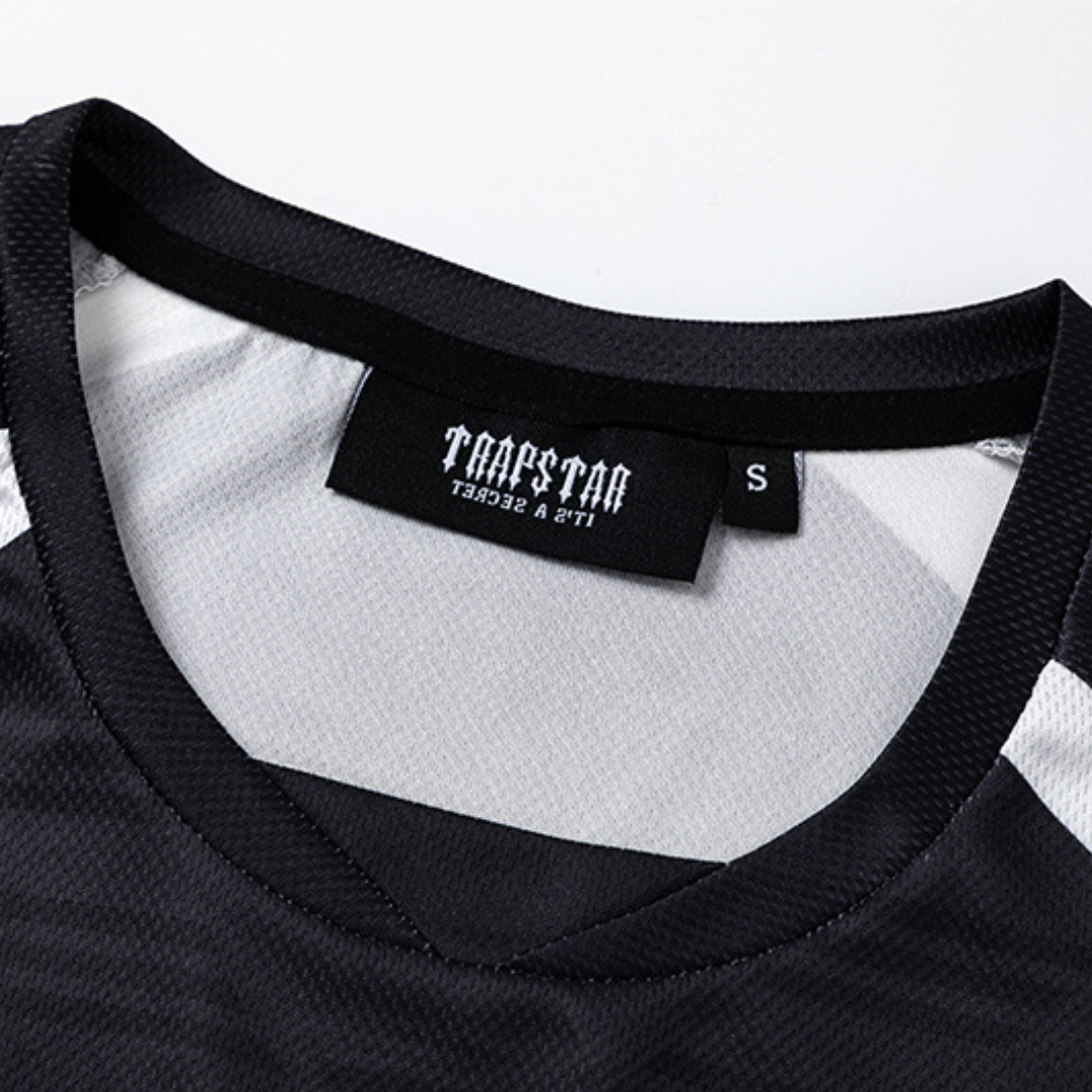 Trapstar Irongate Gradient Triple Black T-Shirt: Exklusives Streetwear Baumwollshirt für Herren