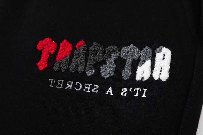 Trapstar Chenille Decoded Trainingsanzug: Schwarz-Rot, Weich, Stylisch für Urban Streetwear