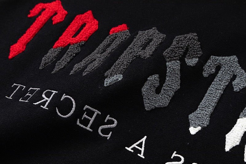 Trapstar Chenille Decoded Trainingsanzug: Schwarz-Rot, Weich, Stylisch für Urban Streetwear