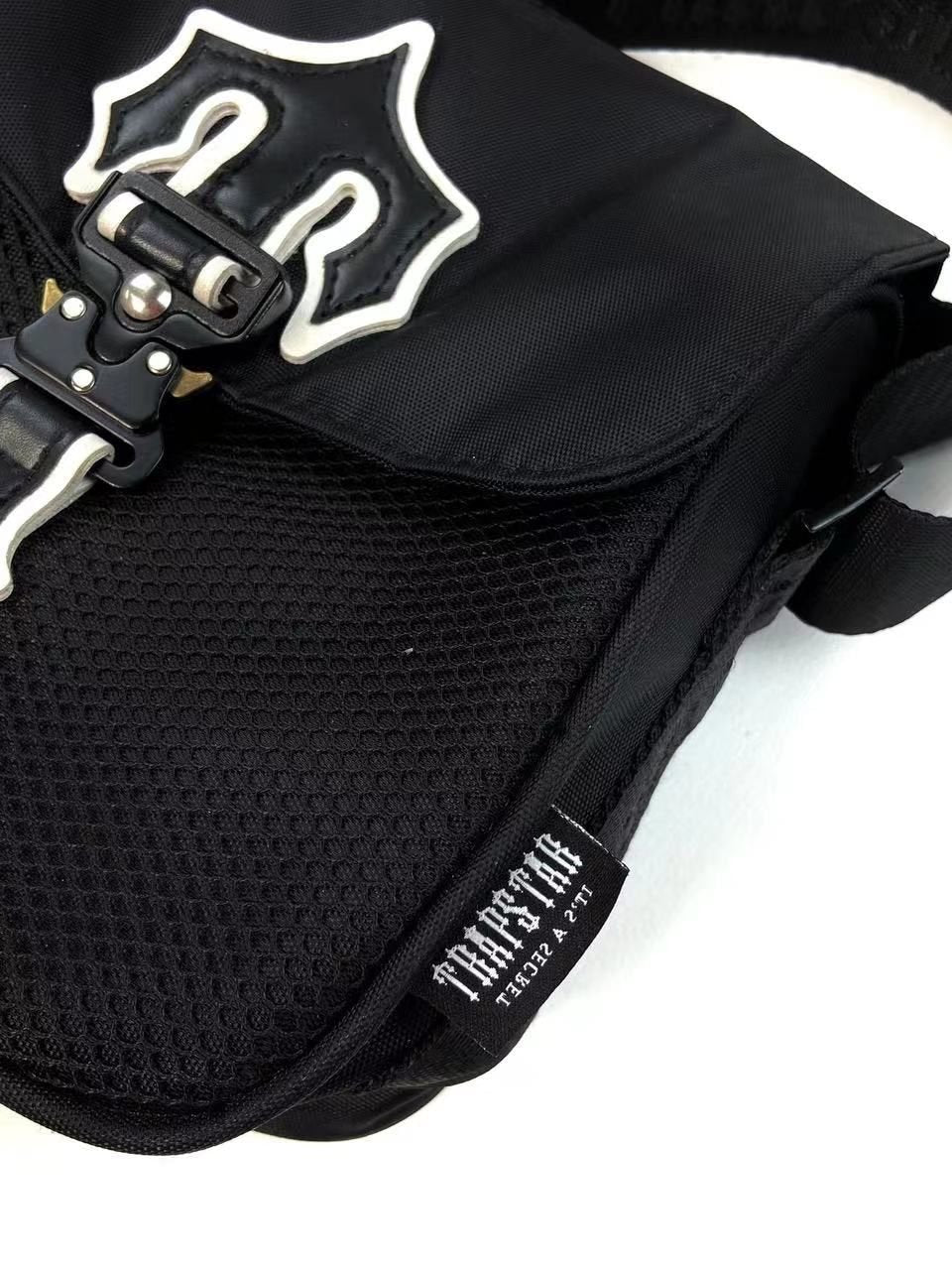 Trapstar Irongate T Umhängetasche: Kompakt, Stylisch, Exklusiv für Streetwear-Fans