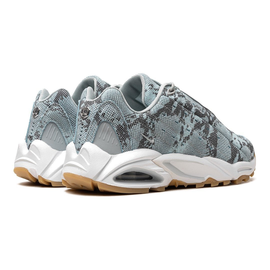 NOCTA x Nike Hot Step Air Terra Sneaker: Hellgrau 'Snakeskin' Edition
